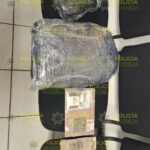 Policía Morelia detiene a dos personas por presunta posesión de narcótico en la zona centro